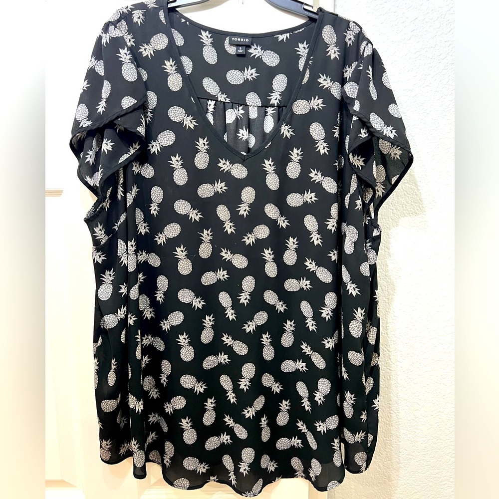 Torrid pineapple print tulips sleeve blouse